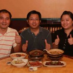 SERVING THE IPOH-BERCHAM TRADITIONAL CHARCOAL CLAYPOT CHICKEN RICE BY KUAN BROTHERS IN JOHOR BAHRU